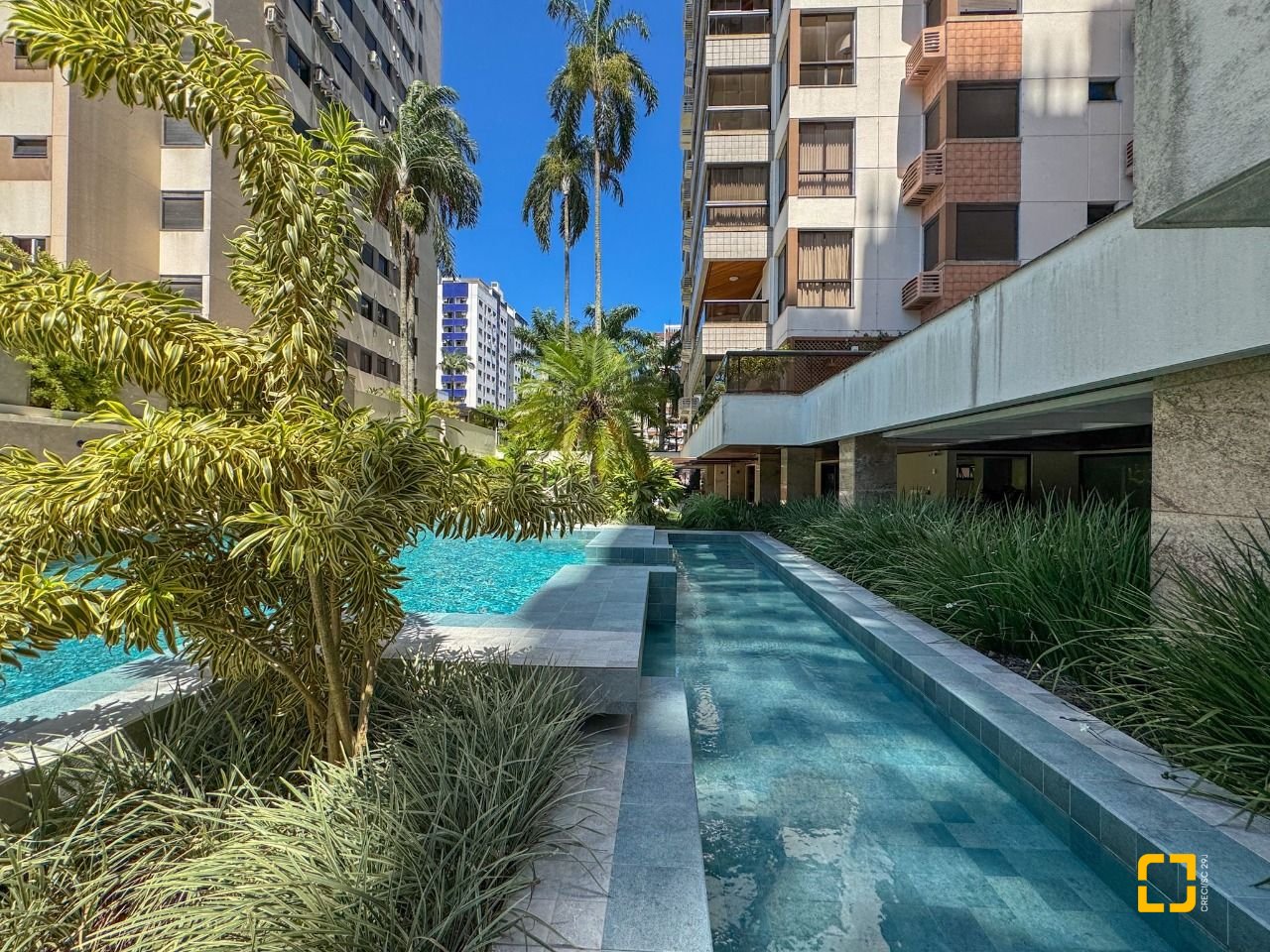 Apartamento com 325m², 6 quartos (sendo 2 suítes), 3 garagens, no bairro Centro em Florianópolis