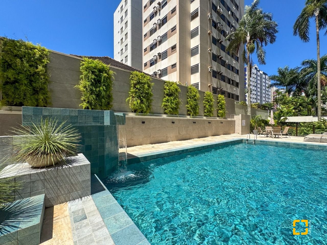 Apartamento com 325m², 6 quartos (sendo 2 suítes), 3 garagens, no bairro Centro em Florianópolis