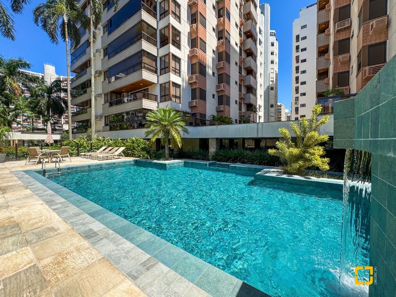 Apartamento com 325m², 6 quartos (sendo 2 suítes), 3 garagens, no bairro Centro em Florianópolis