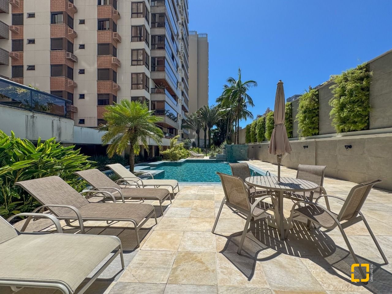 Apartamento com 325m², 6 quartos (sendo 2 suítes), 3 garagens, no bairro Centro em Florianópolis