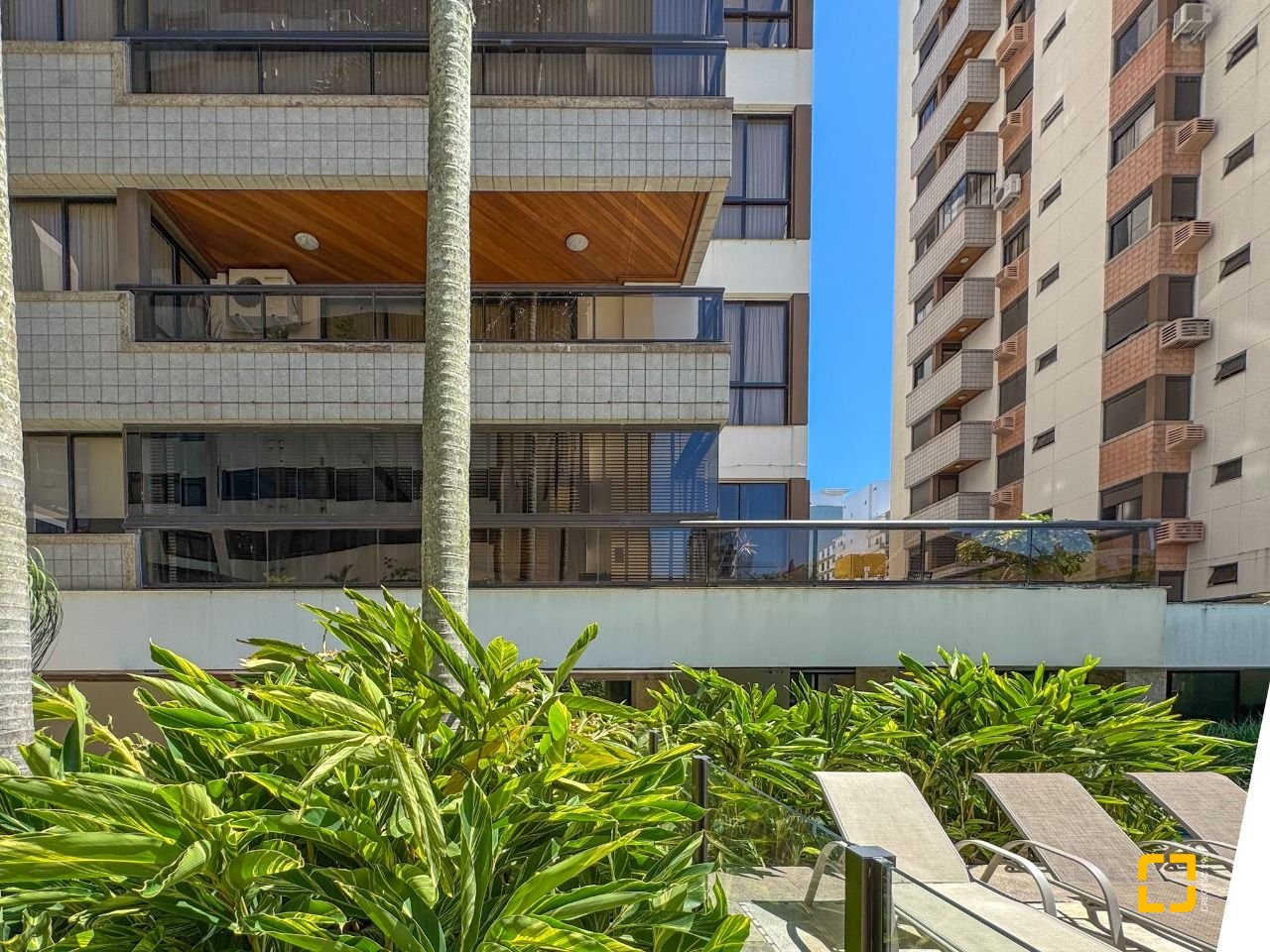 Apartamento com 325m², 6 quartos (sendo 2 suítes), 3 garagens, no bairro Centro em Florianópolis