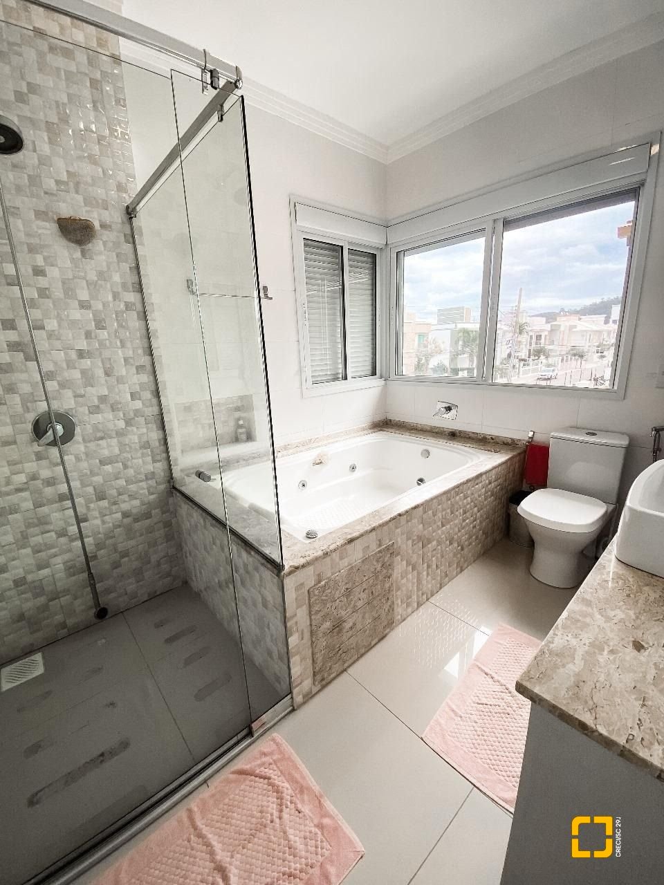 Casa com 205m², 6 quartos (sendo 3 suítes), 3 garagens, no bairro Ingleses em Florianópolis
