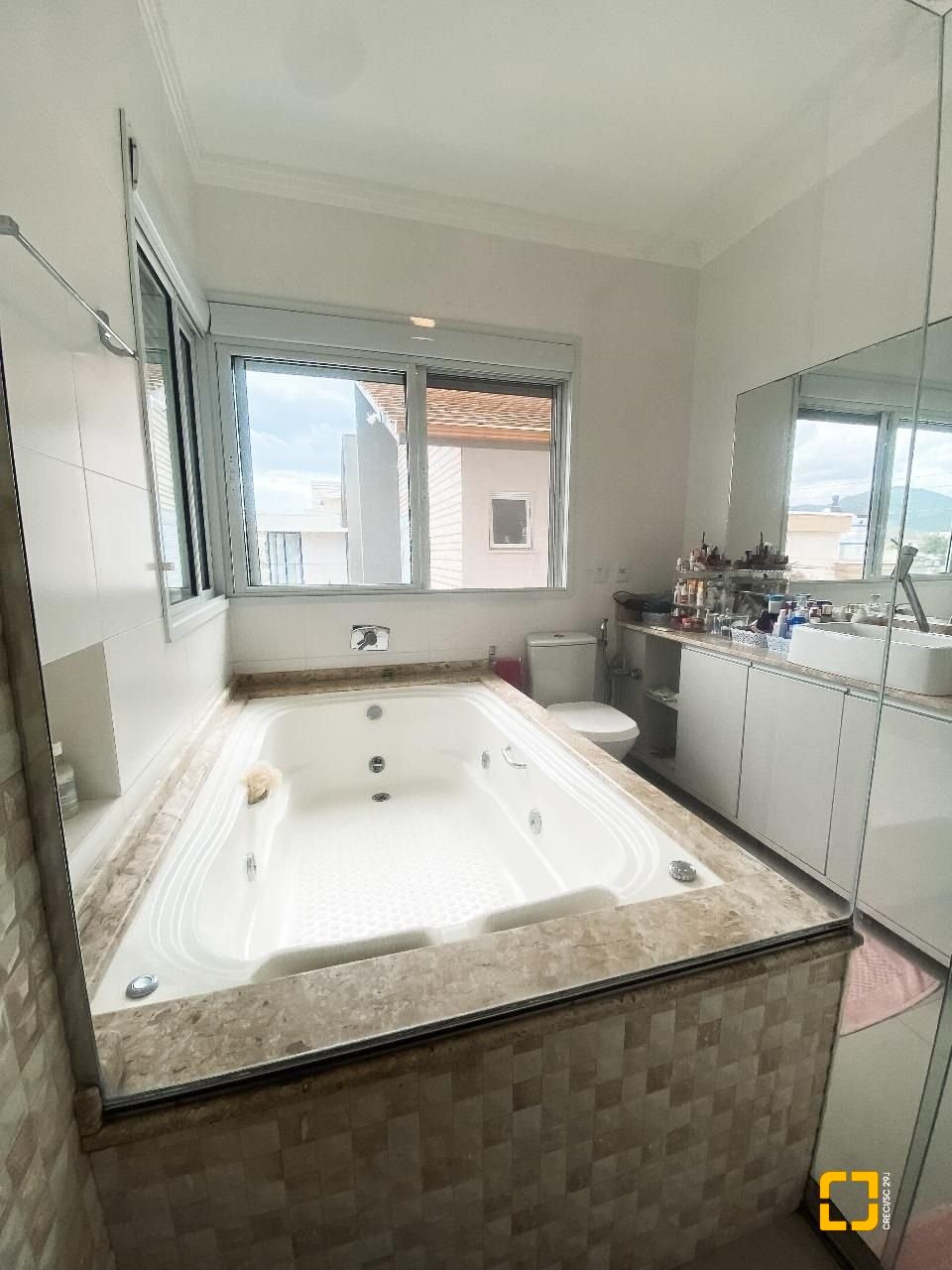 Casa com 205m², 6 quartos (sendo 3 suítes), 3 garagens, no bairro Ingleses em Florianópolis