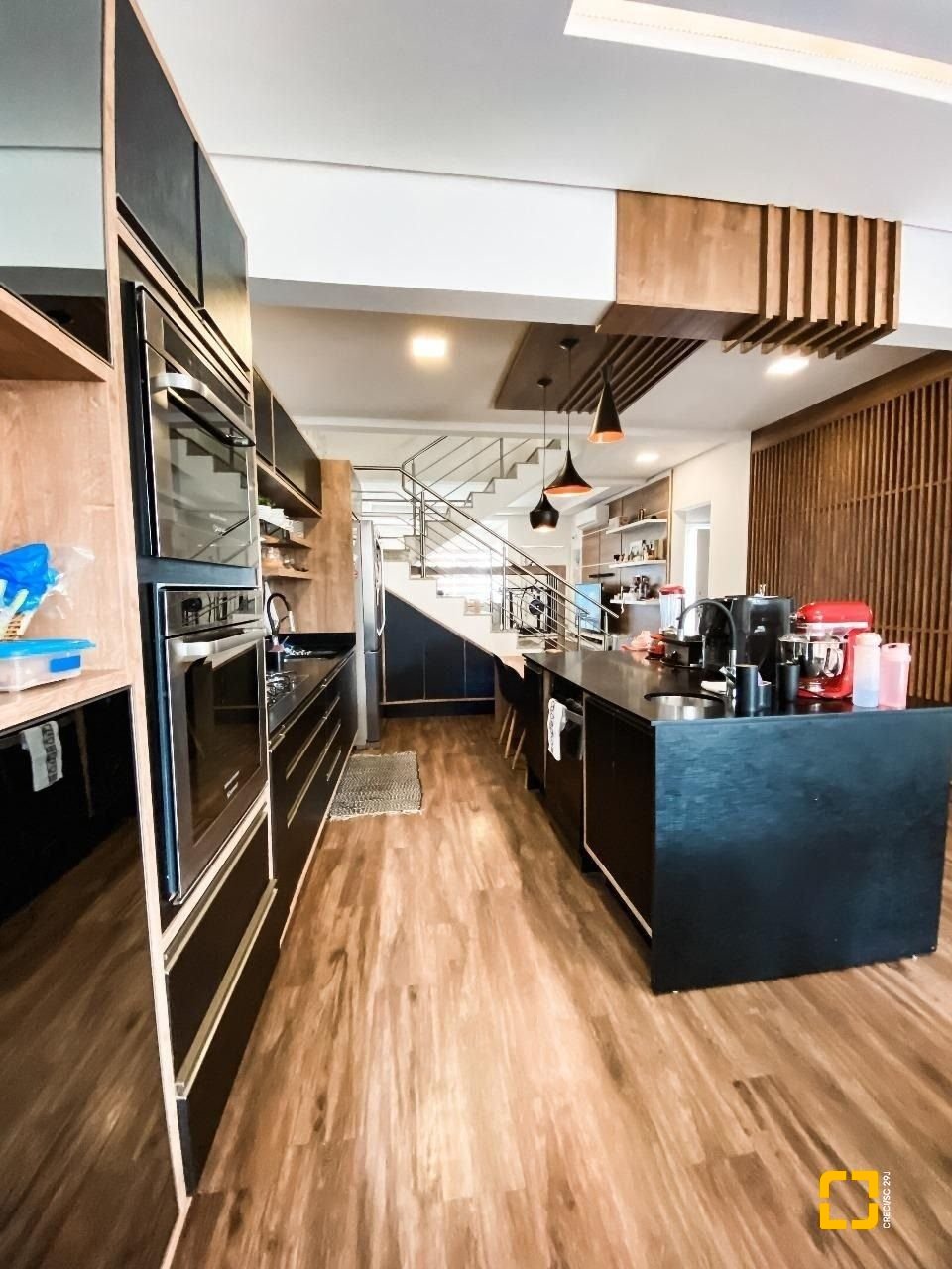Casa com 205m², 6 quartos (sendo 3 suítes), 3 garagens, no bairro Ingleses em Florianópolis
