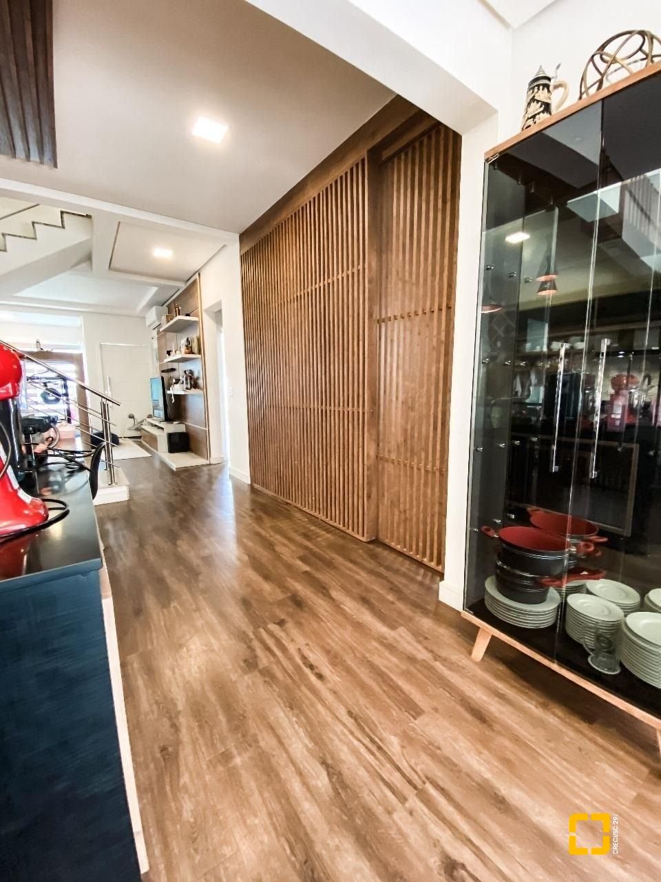 Casa com 205m², 6 quartos (sendo 3 suítes), 3 garagens, no bairro Ingleses em Florianópolis