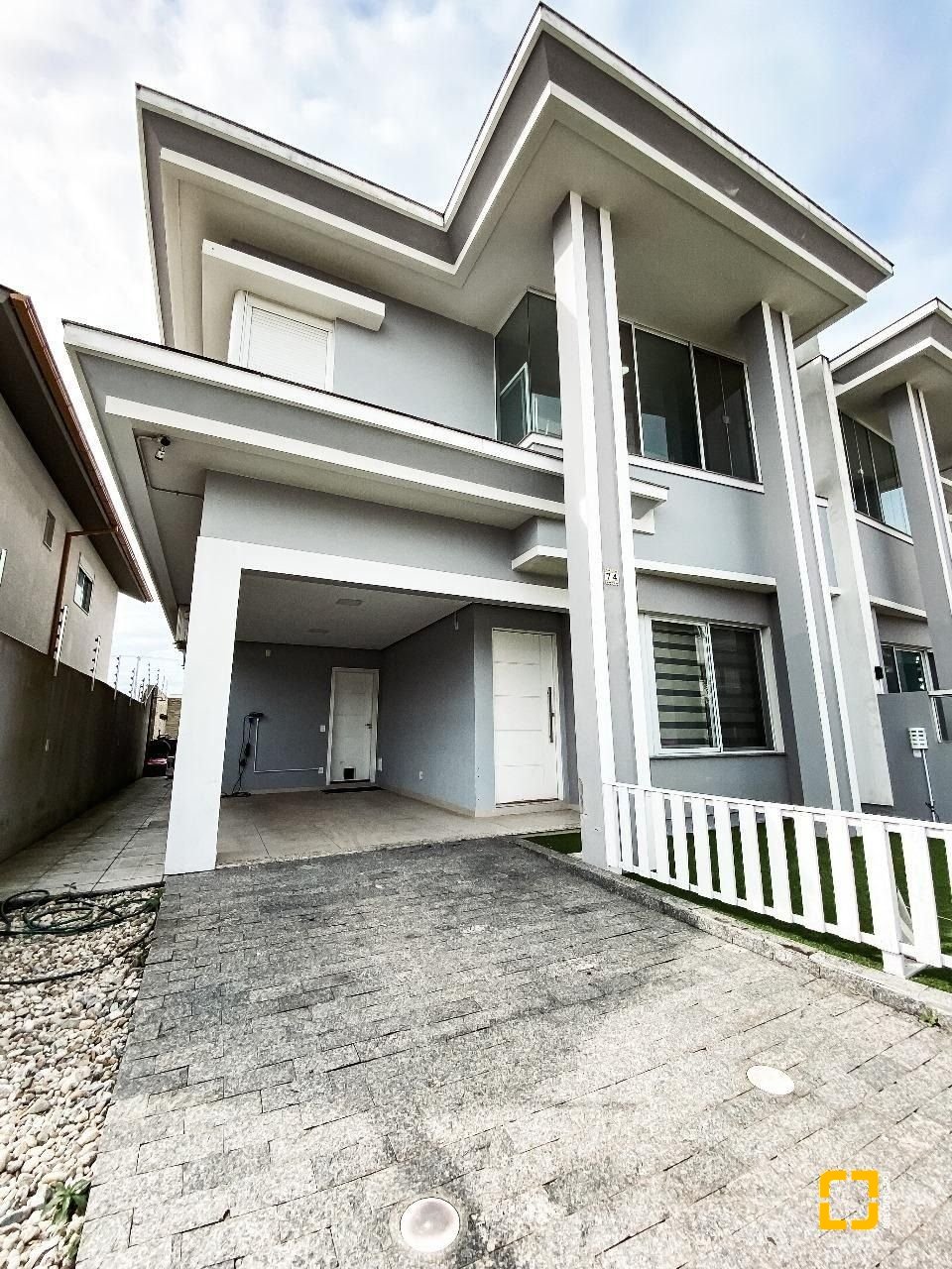 Casa com 205m², 6 quartos (sendo 3 suítes), 3 garagens, no bairro Ingleses em Florianópolis