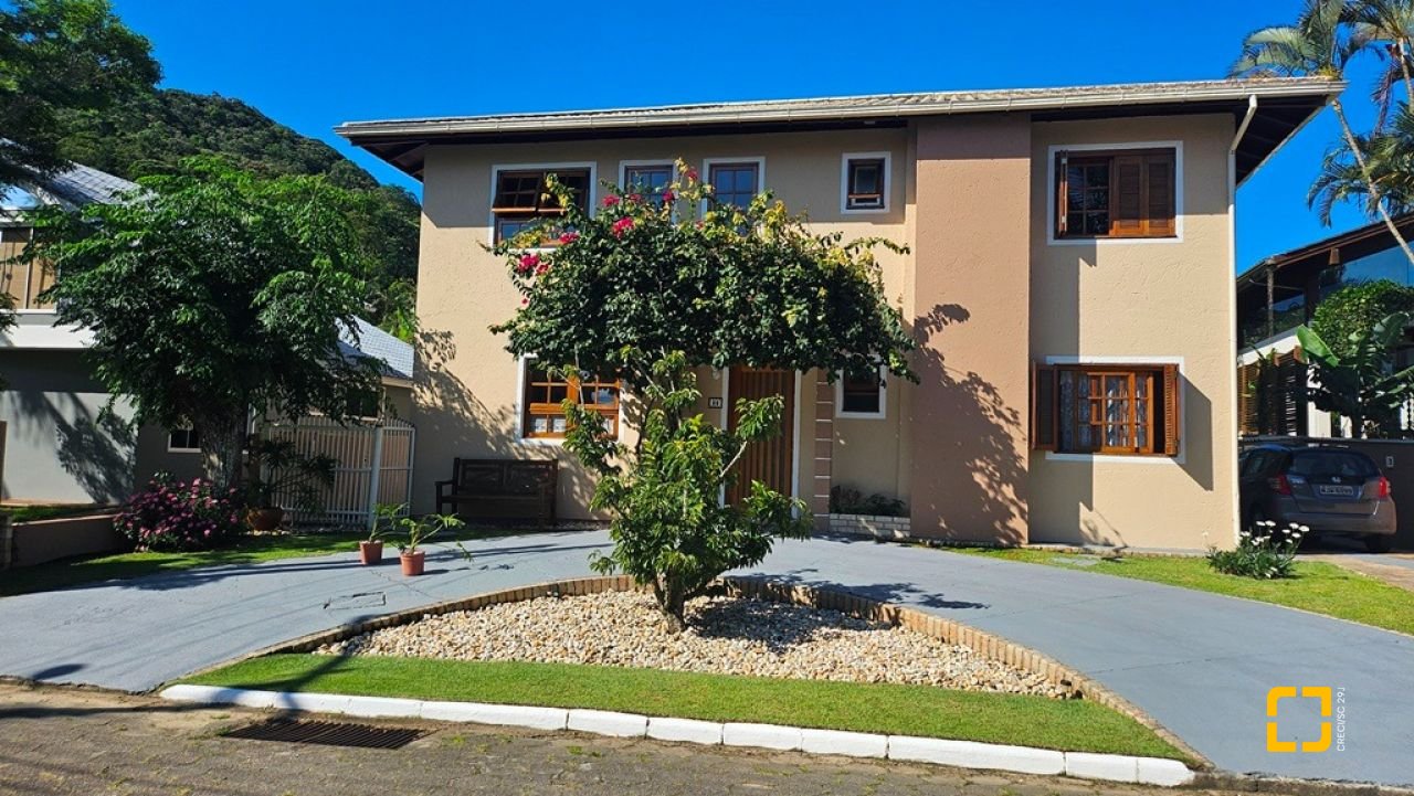 Casa de Condomínio com 240m², 7 quartos (sendo 3 suítes), 1 garagem, no bairro Sambaqui em Florianópolis