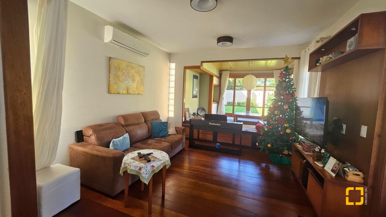 Casa de Condomínio com 240m², 7 quartos (sendo 3 suítes), 1 garagem, no bairro Sambaqui em Florianópolis