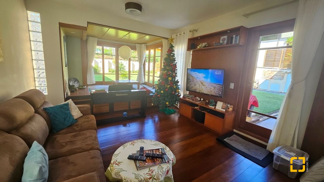 Casa de Condomínio com 240m², 7 quartos (sendo 3 suítes), 1 garagem, no bairro Sambaqui em Florianópolis