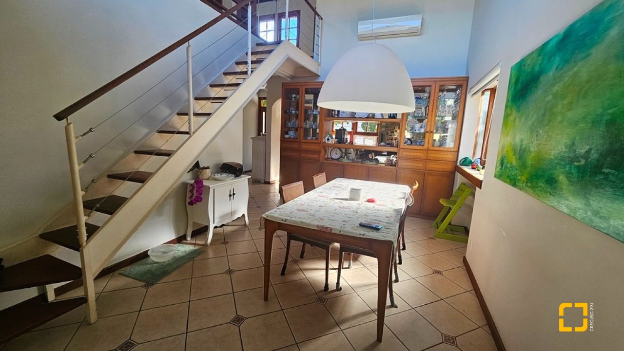 Casa de Condomínio com 240m², 7 quartos (sendo 3 suítes), 1 garagem, no bairro Sambaqui em Florianópolis