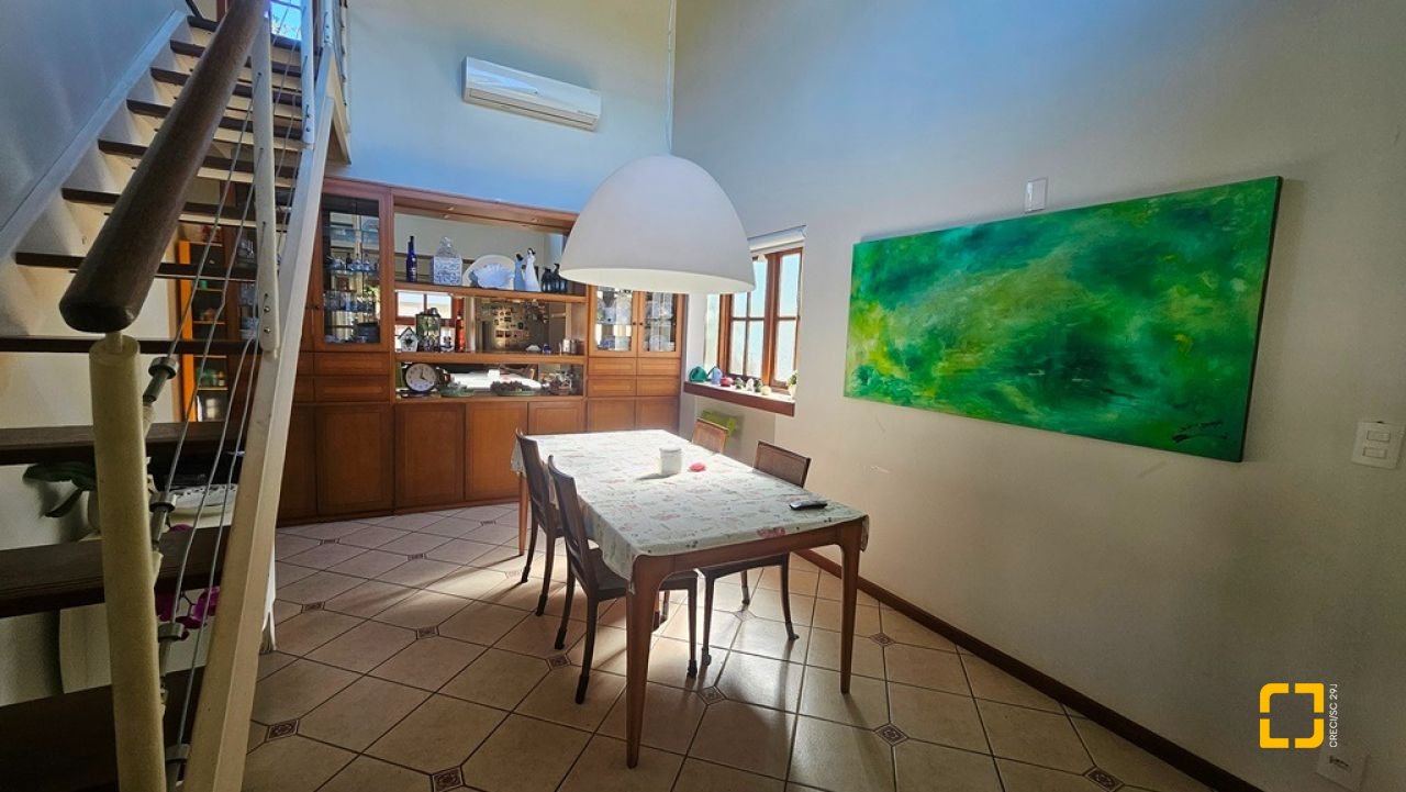 Casa de Condomínio com 240m², 7 quartos (sendo 3 suítes), 1 garagem, no bairro Sambaqui em Florianópolis