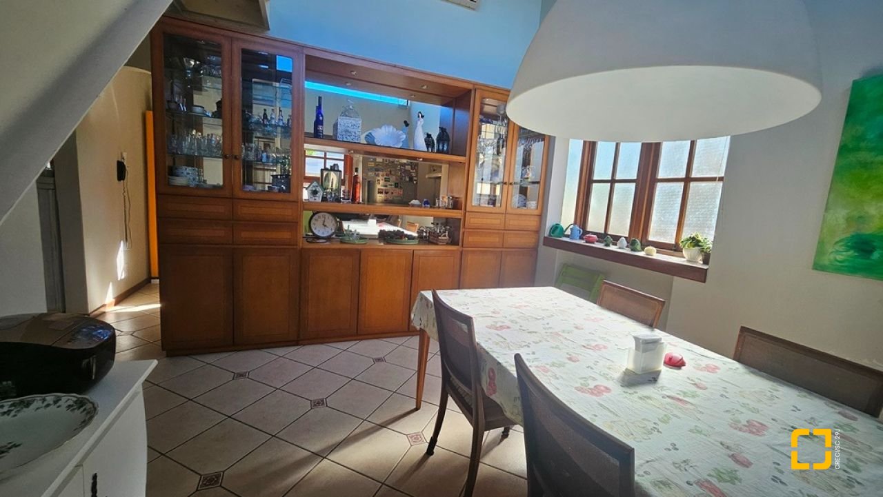 Casa de Condomínio com 240m², 7 quartos (sendo 3 suítes), 1 garagem, no bairro Sambaqui em Florianópolis