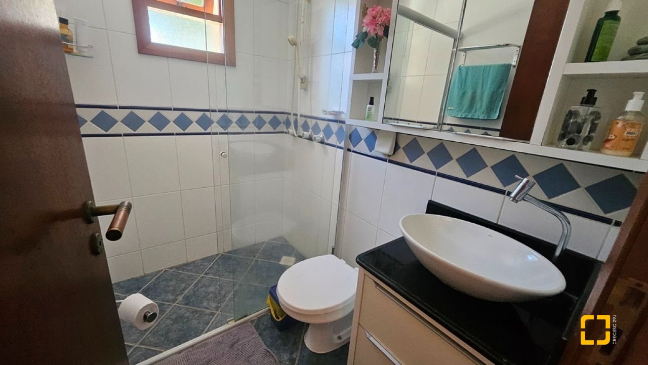 Casa de Condomínio com 240m², 7 quartos (sendo 3 suítes), 1 garagem, no bairro Sambaqui em Florianópolis