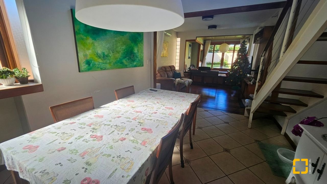 Casa de Condomínio com 240m², 7 quartos (sendo 3 suítes), 1 garagem, no bairro Sambaqui em Florianópolis