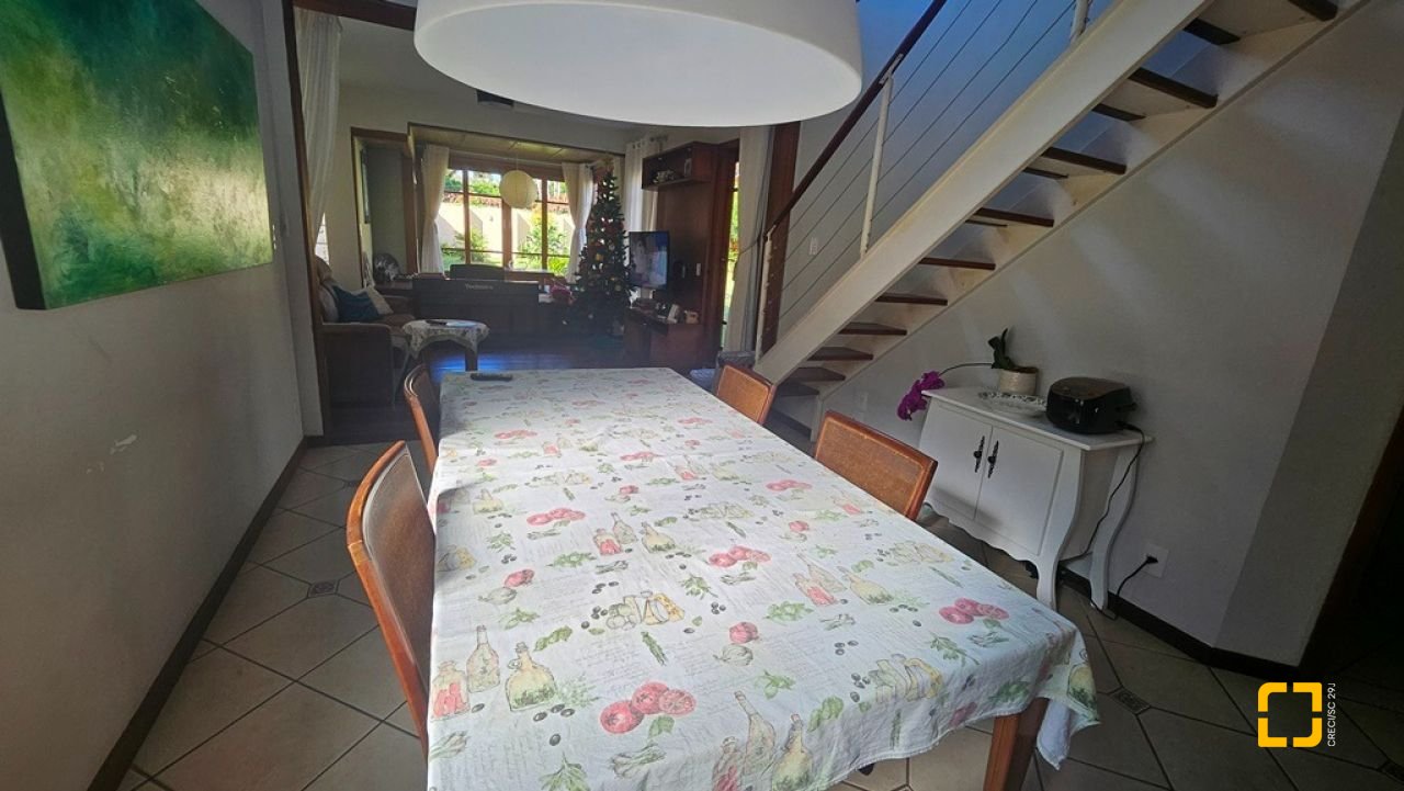 Casa de Condomínio com 240m², 7 quartos (sendo 3 suítes), 1 garagem, no bairro Sambaqui em Florianópolis