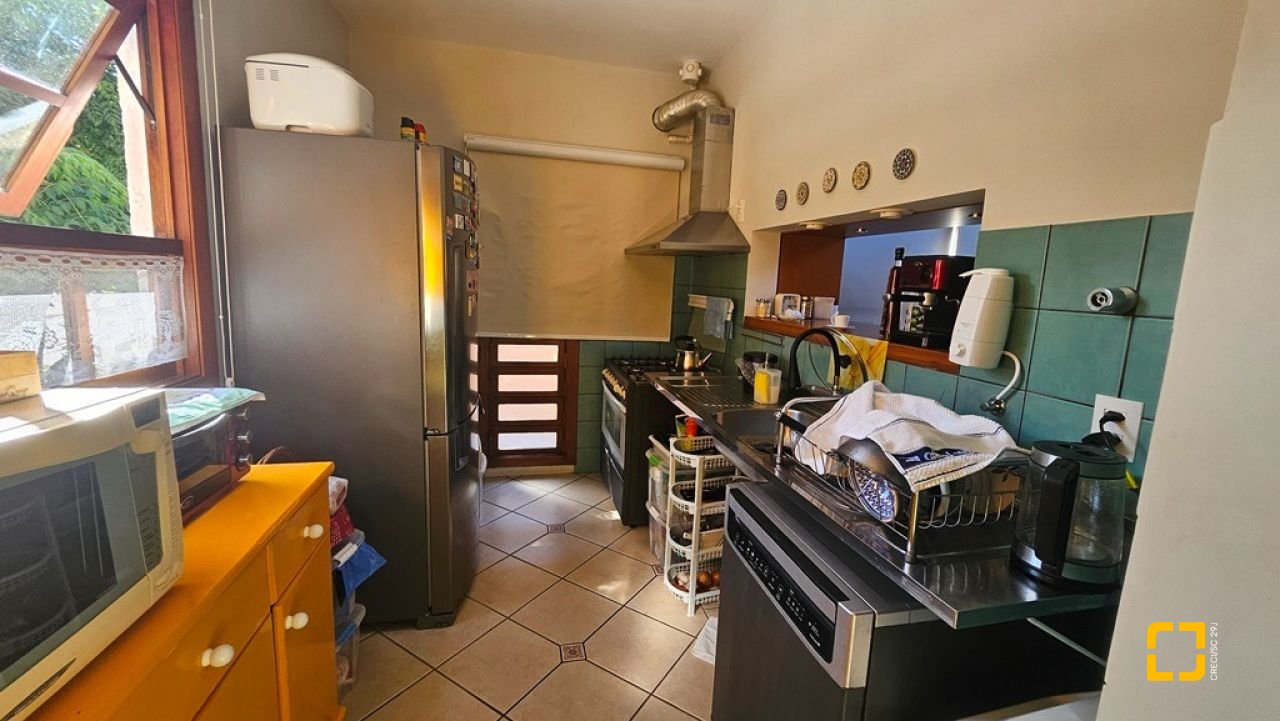 Casa de Condomínio com 240m², 7 quartos (sendo 3 suítes), 1 garagem, no bairro Sambaqui em Florianópolis