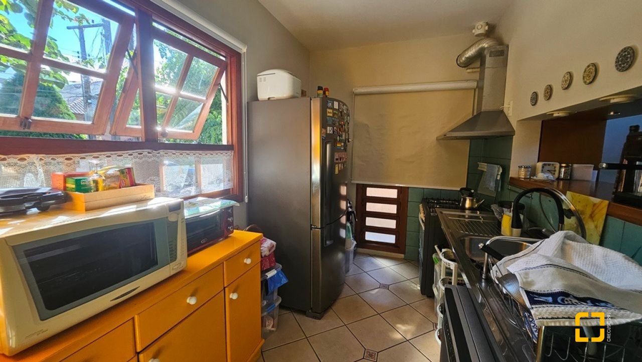 Casa de Condomínio com 240m², 7 quartos (sendo 3 suítes), 1 garagem, no bairro Sambaqui em Florianópolis