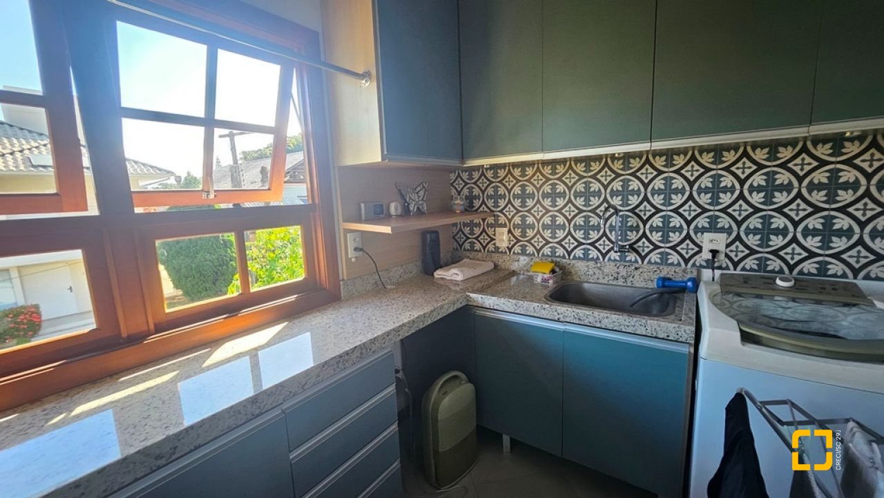 Casa de Condomínio com 240m², 7 quartos (sendo 3 suítes), 1 garagem, no bairro Sambaqui em Florianópolis