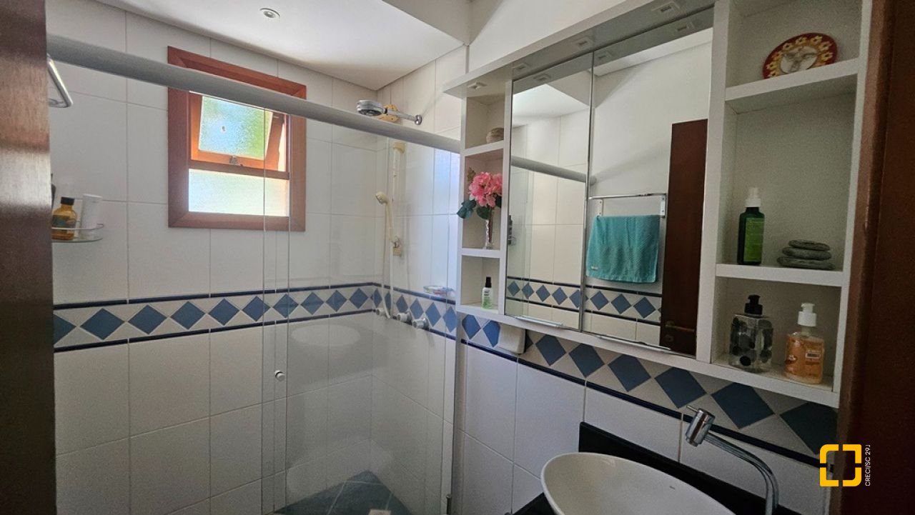 Casa de Condomínio com 240m², 7 quartos (sendo 3 suítes), 1 garagem, no bairro Sambaqui em Florianópolis