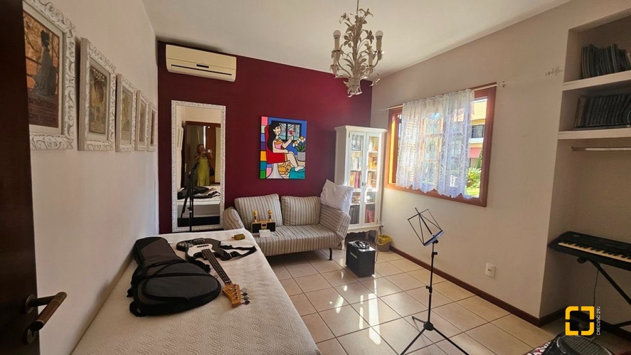 Casa de Condomínio com 240m², 7 quartos (sendo 3 suítes), 1 garagem, no bairro Sambaqui em Florianópolis