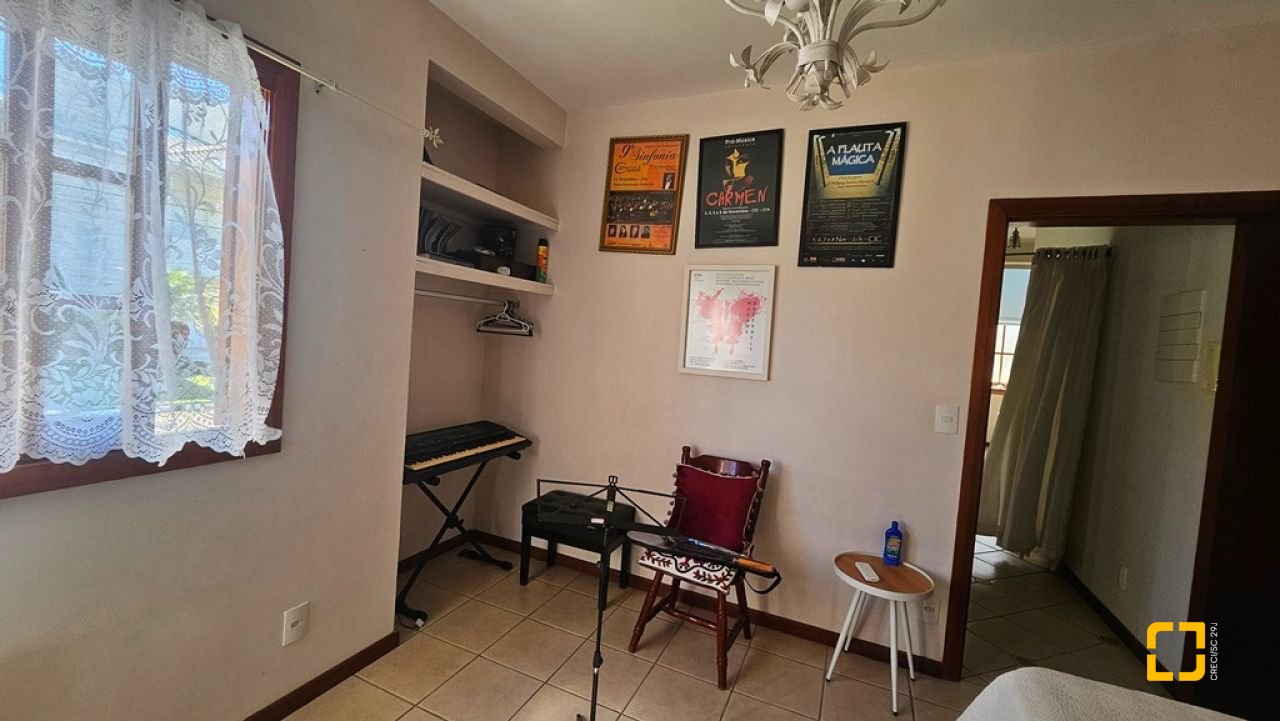 Casa de Condomínio com 240m², 7 quartos (sendo 3 suítes), 1 garagem, no bairro Sambaqui em Florianópolis