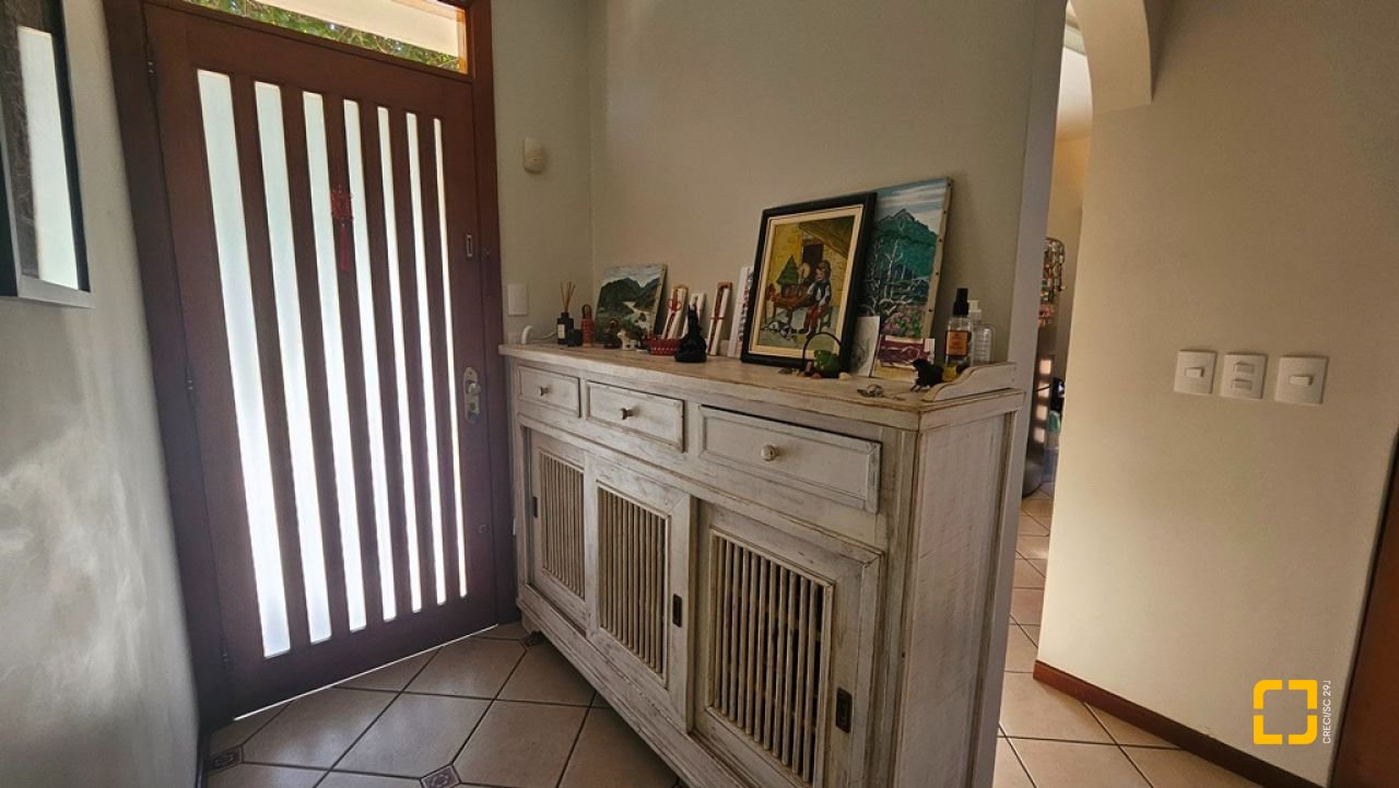 Casa de Condomínio com 240m², 7 quartos (sendo 3 suítes), 1 garagem, no bairro Sambaqui em Florianópolis
