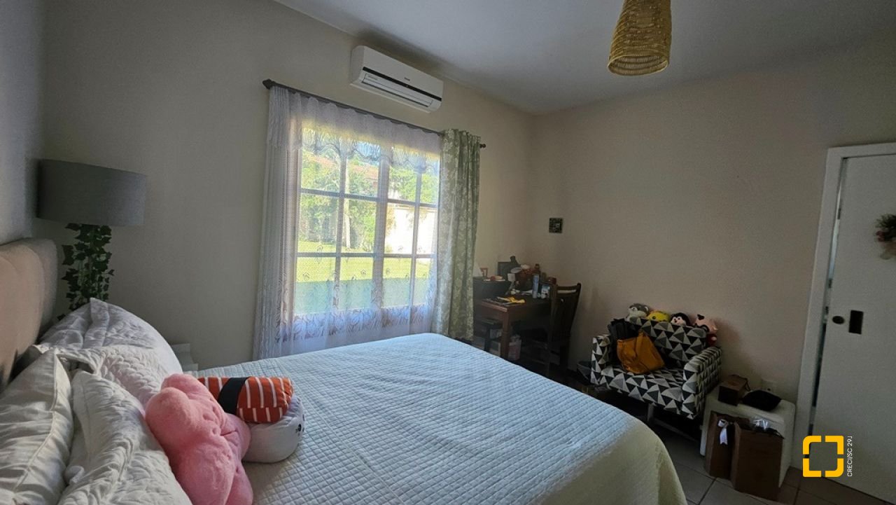 Casa de Condomínio com 240m², 7 quartos (sendo 3 suítes), 1 garagem, no bairro Sambaqui em Florianópolis