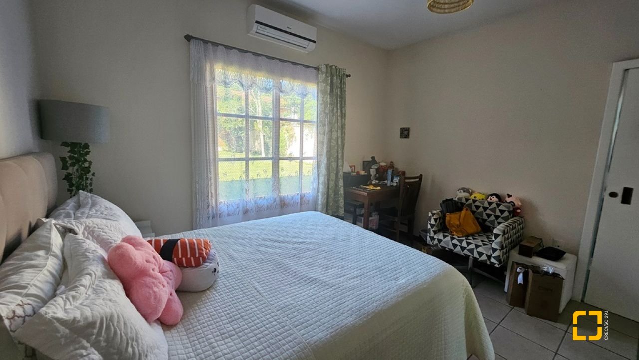Casa de Condomínio com 240m², 7 quartos (sendo 3 suítes), 1 garagem, no bairro Sambaqui em Florianópolis