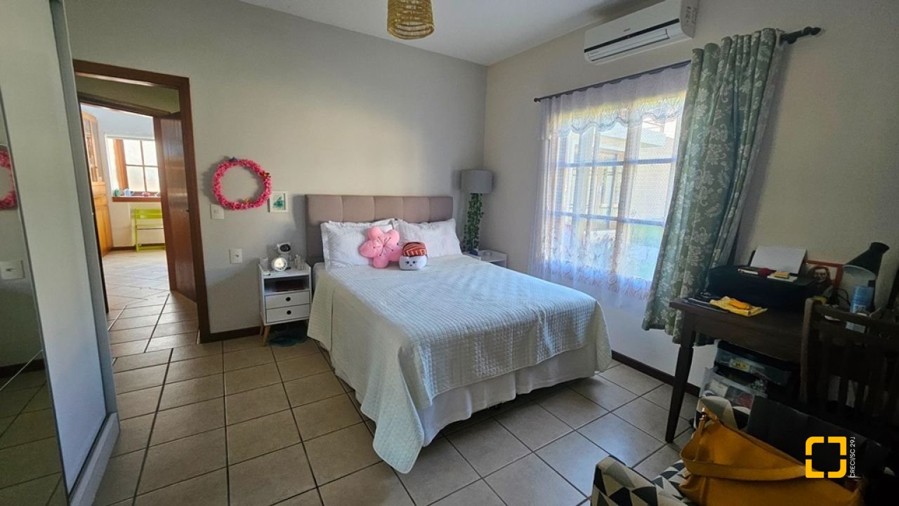 Casa de Condomínio com 240m², 7 quartos (sendo 3 suítes), 1 garagem, no bairro Sambaqui em Florianópolis
