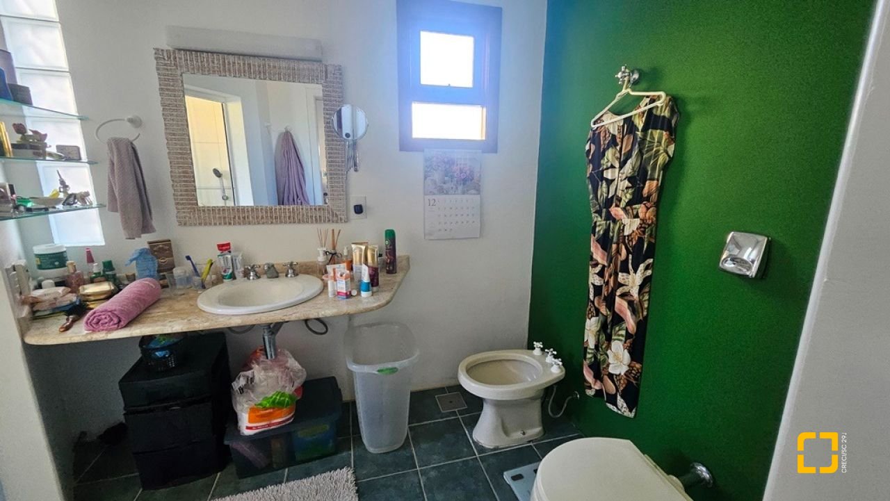 Casa de Condomínio com 240m², 7 quartos (sendo 3 suítes), 1 garagem, no bairro Sambaqui em Florianópolis