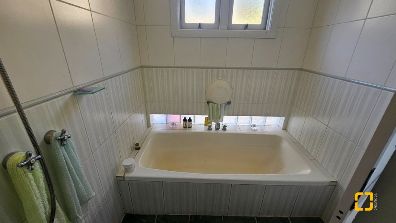 Casa de Condomínio com 240m², 7 quartos (sendo 3 suítes), 1 garagem, no bairro Sambaqui em Florianópolis
