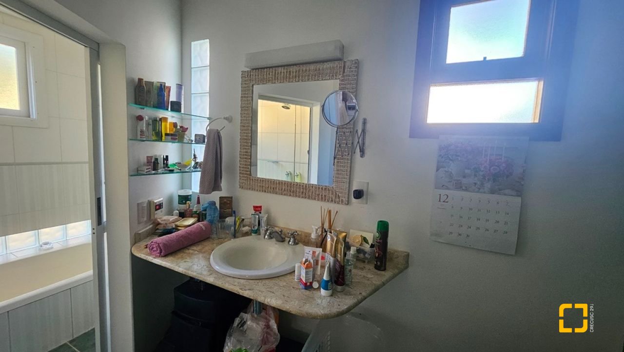 Casa de Condomínio com 240m², 7 quartos (sendo 3 suítes), 1 garagem, no bairro Sambaqui em Florianópolis