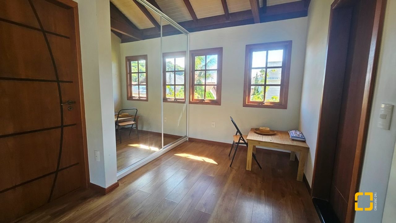 Casa de Condomínio com 240m², 7 quartos (sendo 3 suítes), 1 garagem, no bairro Sambaqui em Florianópolis