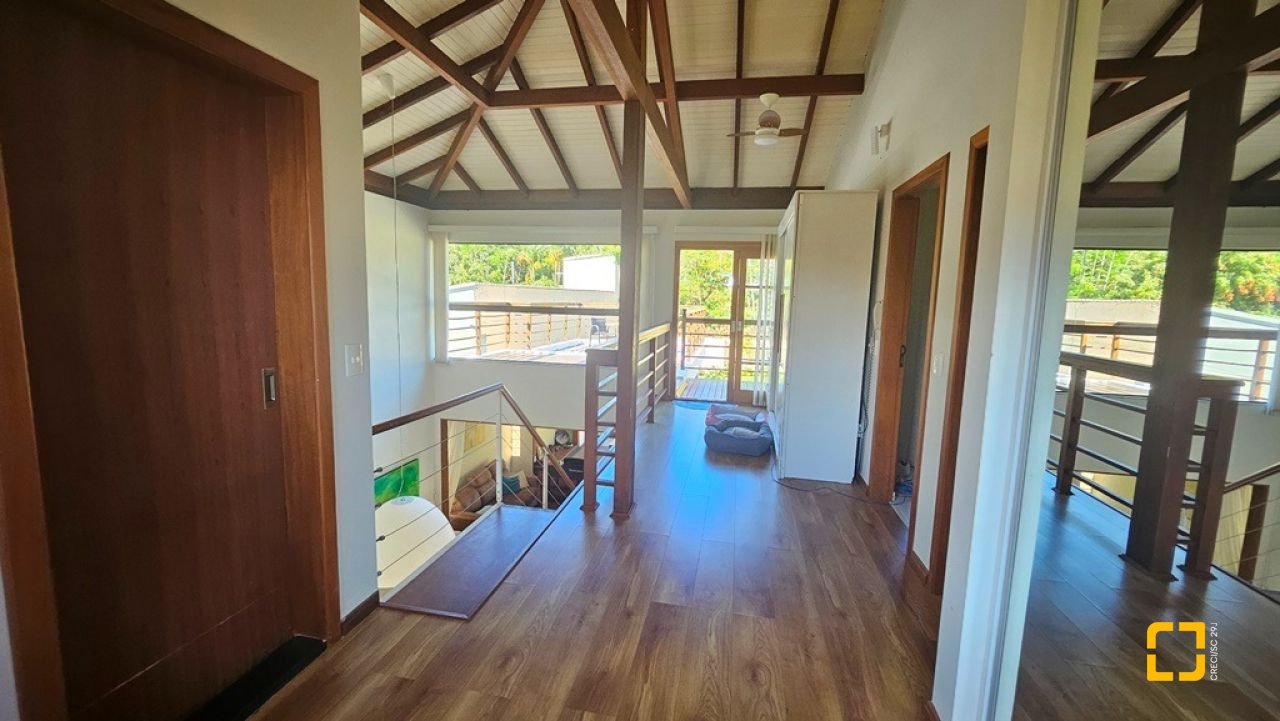 Casa de Condomínio com 240m², 7 quartos (sendo 3 suítes), 1 garagem, no bairro Sambaqui em Florianópolis