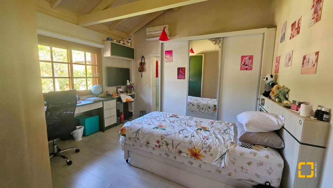 Casa de Condomínio com 240m², 7 quartos (sendo 3 suítes), 1 garagem, no bairro Sambaqui em Florianópolis