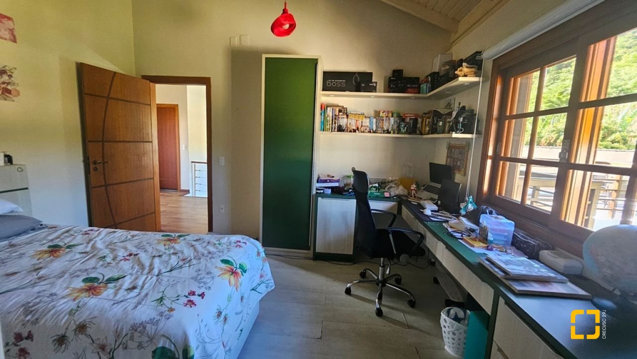 Casa de Condomínio com 240m², 7 quartos (sendo 3 suítes), 1 garagem, no bairro Sambaqui em Florianópolis