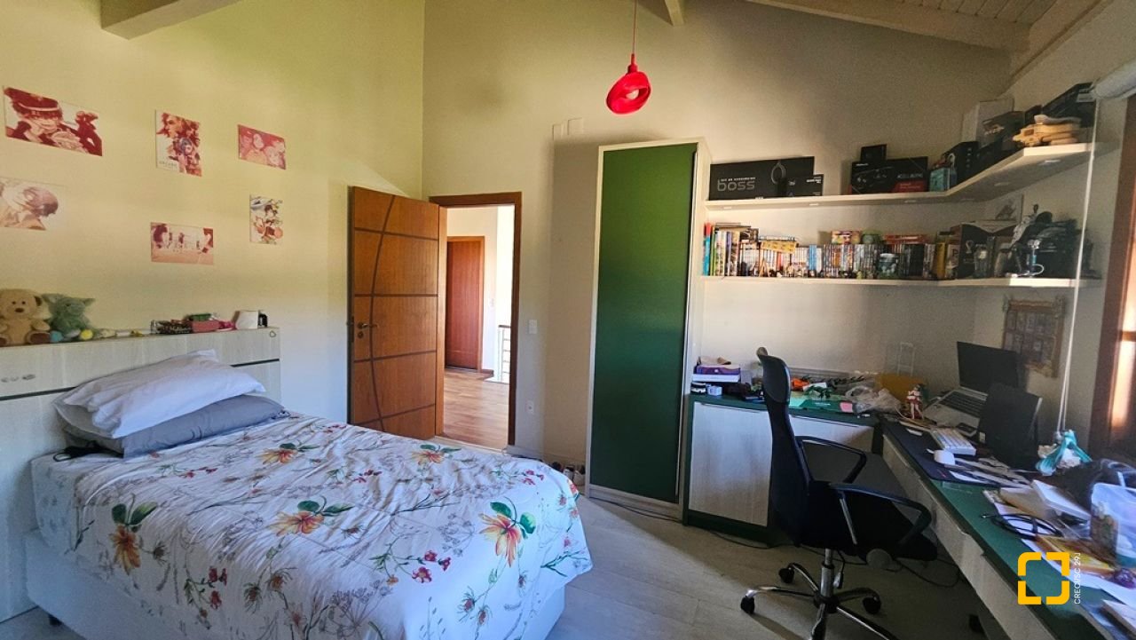 Casa de Condomínio com 240m², 7 quartos (sendo 3 suítes), 1 garagem, no bairro Sambaqui em Florianópolis