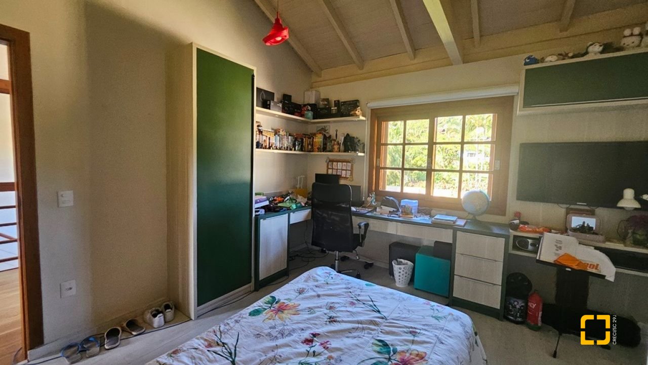 Casa de Condomínio com 240m², 7 quartos (sendo 3 suítes), 1 garagem, no bairro Sambaqui em Florianópolis