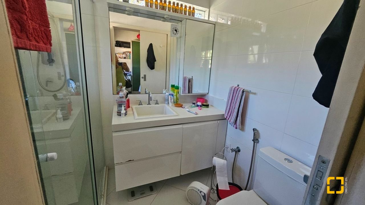 Casa de Condomínio com 240m², 7 quartos (sendo 3 suítes), 1 garagem, no bairro Sambaqui em Florianópolis