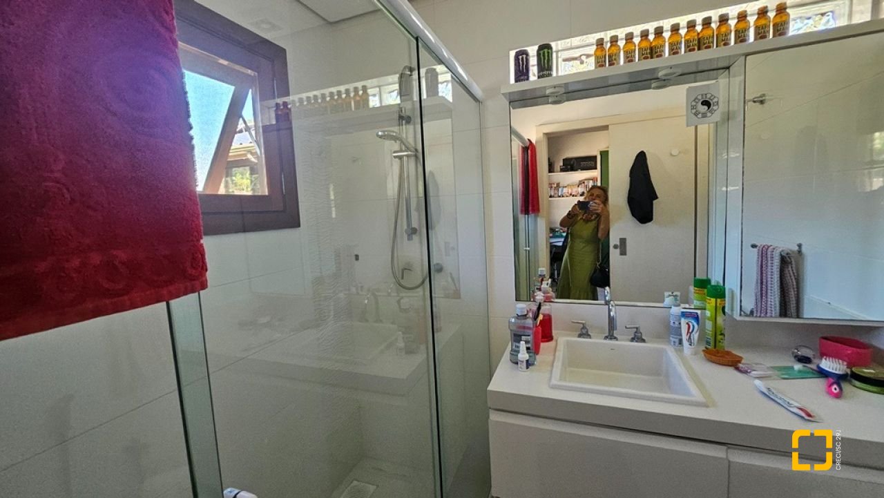 Casa de Condomínio com 240m², 7 quartos (sendo 3 suítes), 1 garagem, no bairro Sambaqui em Florianópolis