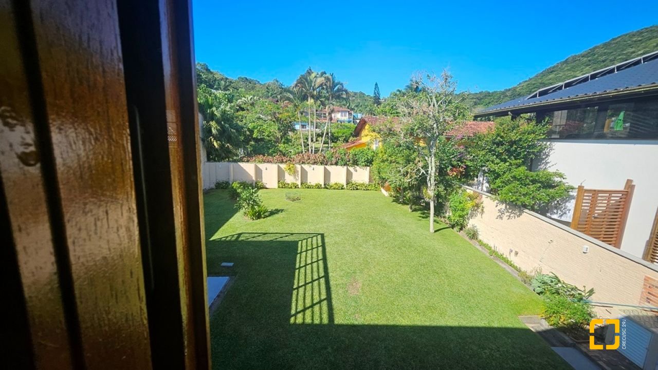 Casa de Condomínio com 240m², 7 quartos (sendo 3 suítes), 1 garagem, no bairro Sambaqui em Florianópolis