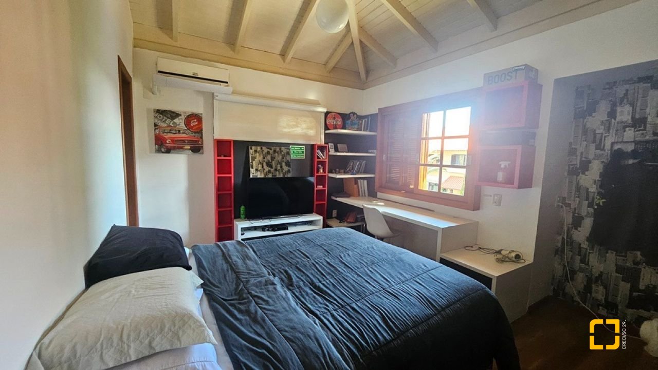 Casa de Condomínio com 240m², 7 quartos (sendo 3 suítes), 1 garagem, no bairro Sambaqui em Florianópolis