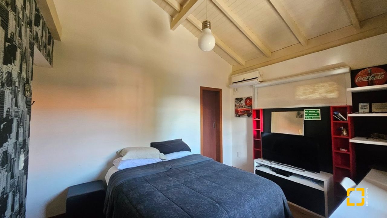 Casa de Condomínio com 240m², 7 quartos (sendo 3 suítes), 1 garagem, no bairro Sambaqui em Florianópolis