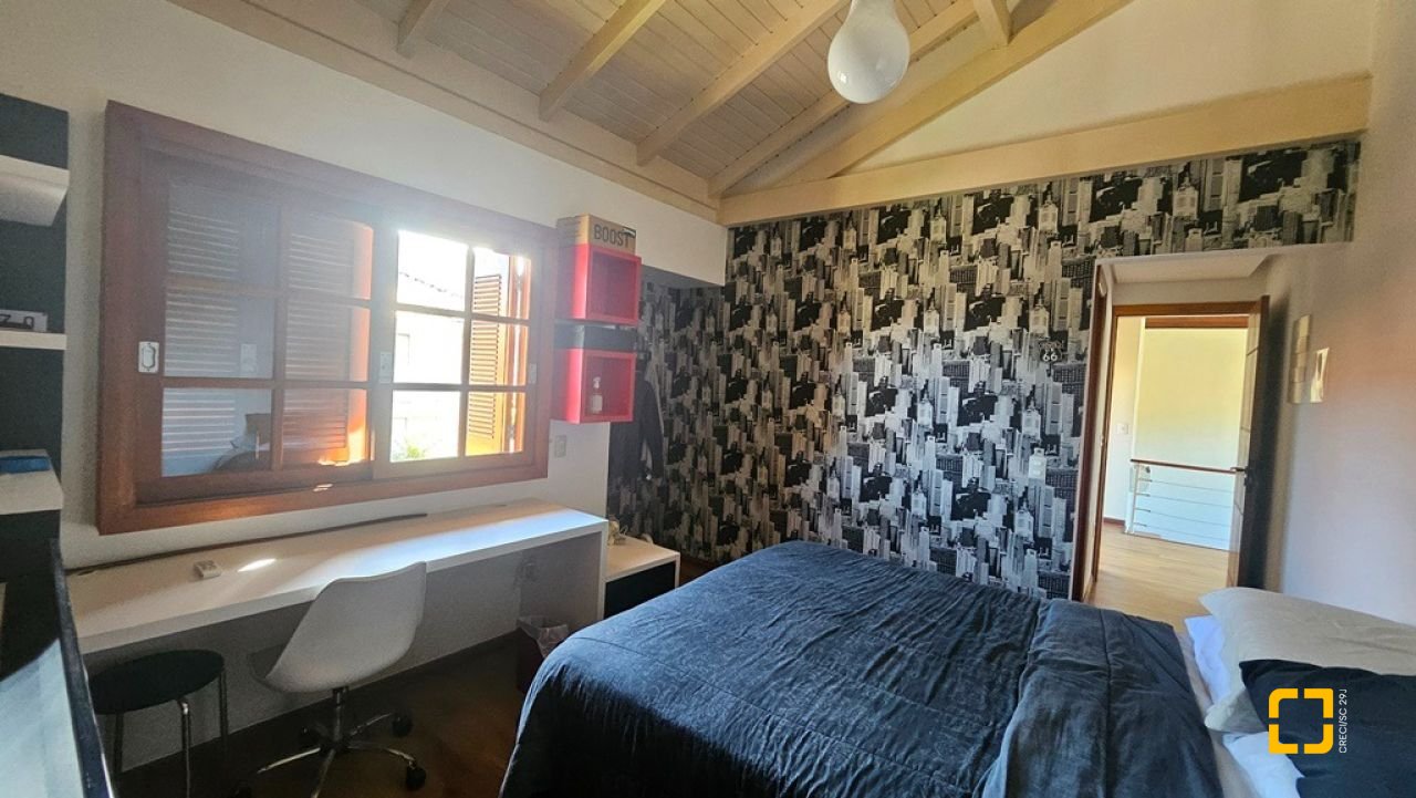Casa de Condomínio com 240m², 7 quartos (sendo 3 suítes), 1 garagem, no bairro Sambaqui em Florianópolis