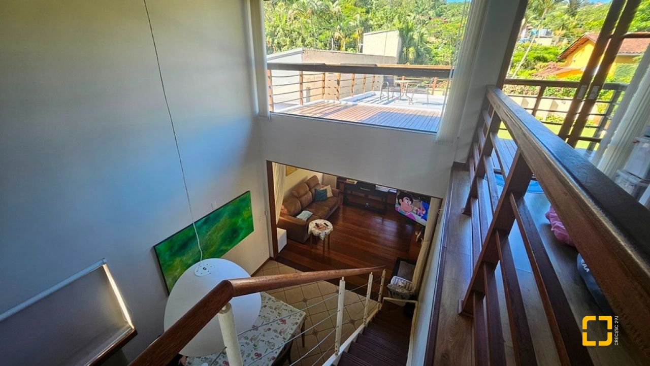 Casa de Condomínio com 240m², 7 quartos (sendo 3 suítes), 1 garagem, no bairro Sambaqui em Florianópolis