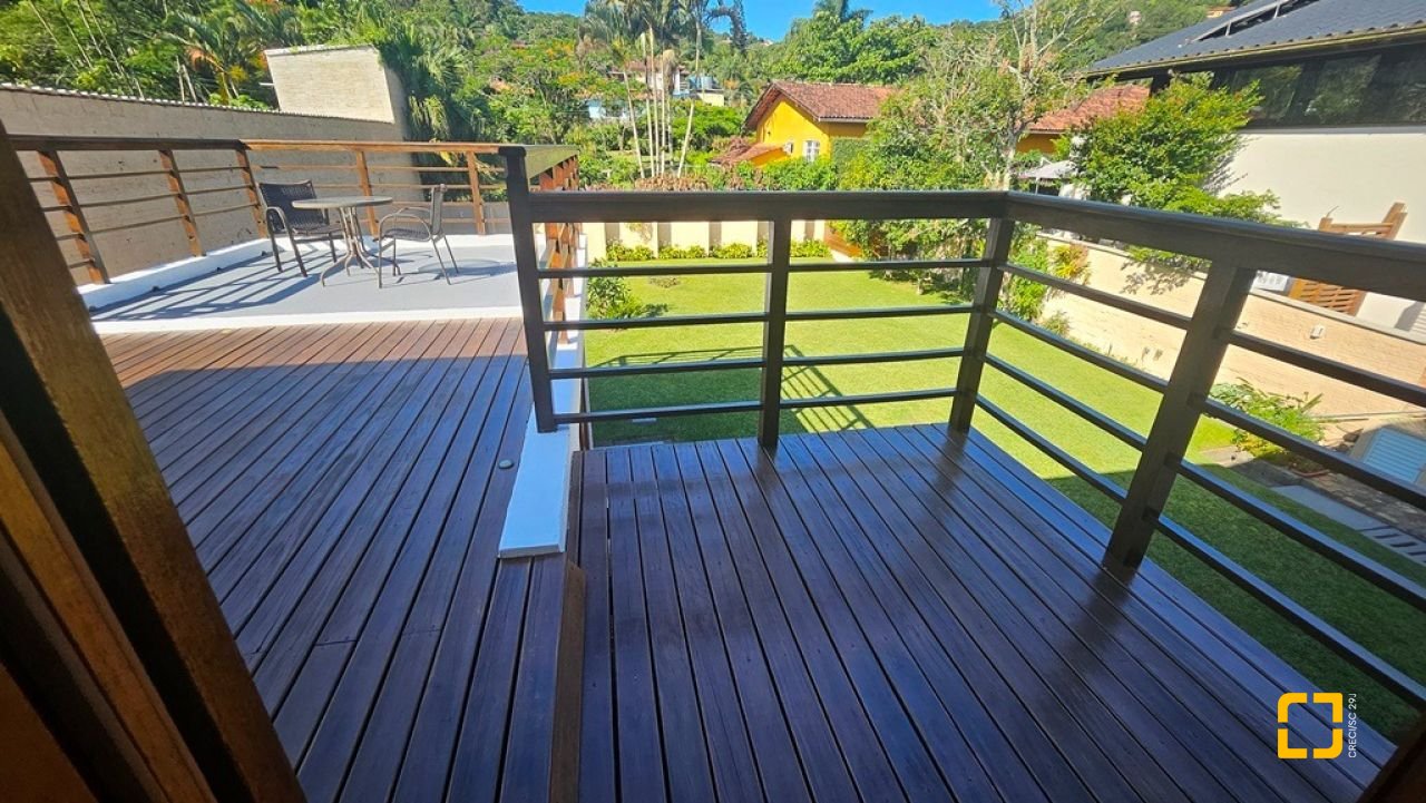 Casa de Condomínio com 240m², 7 quartos (sendo 3 suítes), 1 garagem, no bairro Sambaqui em Florianópolis