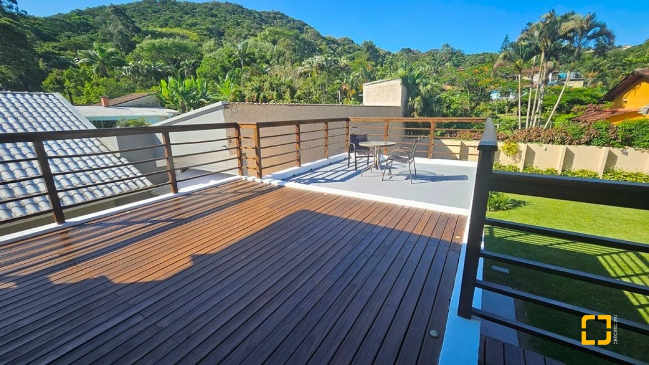 Casa de Condomínio com 240m², 7 quartos (sendo 3 suítes), 1 garagem, no bairro Sambaqui em Florianópolis