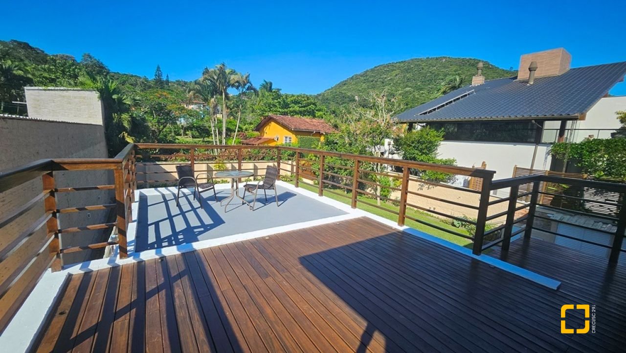 Casa de Condomínio com 240m², 7 quartos (sendo 3 suítes), 1 garagem, no bairro Sambaqui em Florianópolis