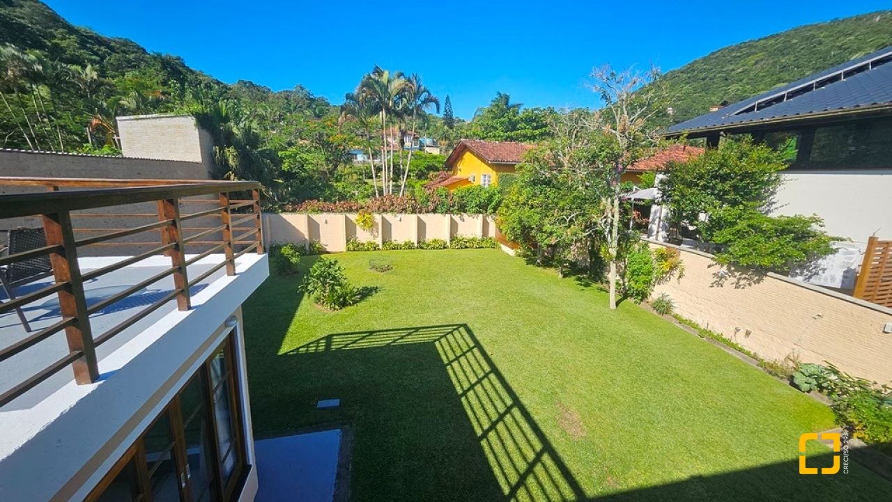 Casa de Condomínio com 240m², 7 quartos (sendo 3 suítes), 1 garagem, no bairro Sambaqui em Florianópolis