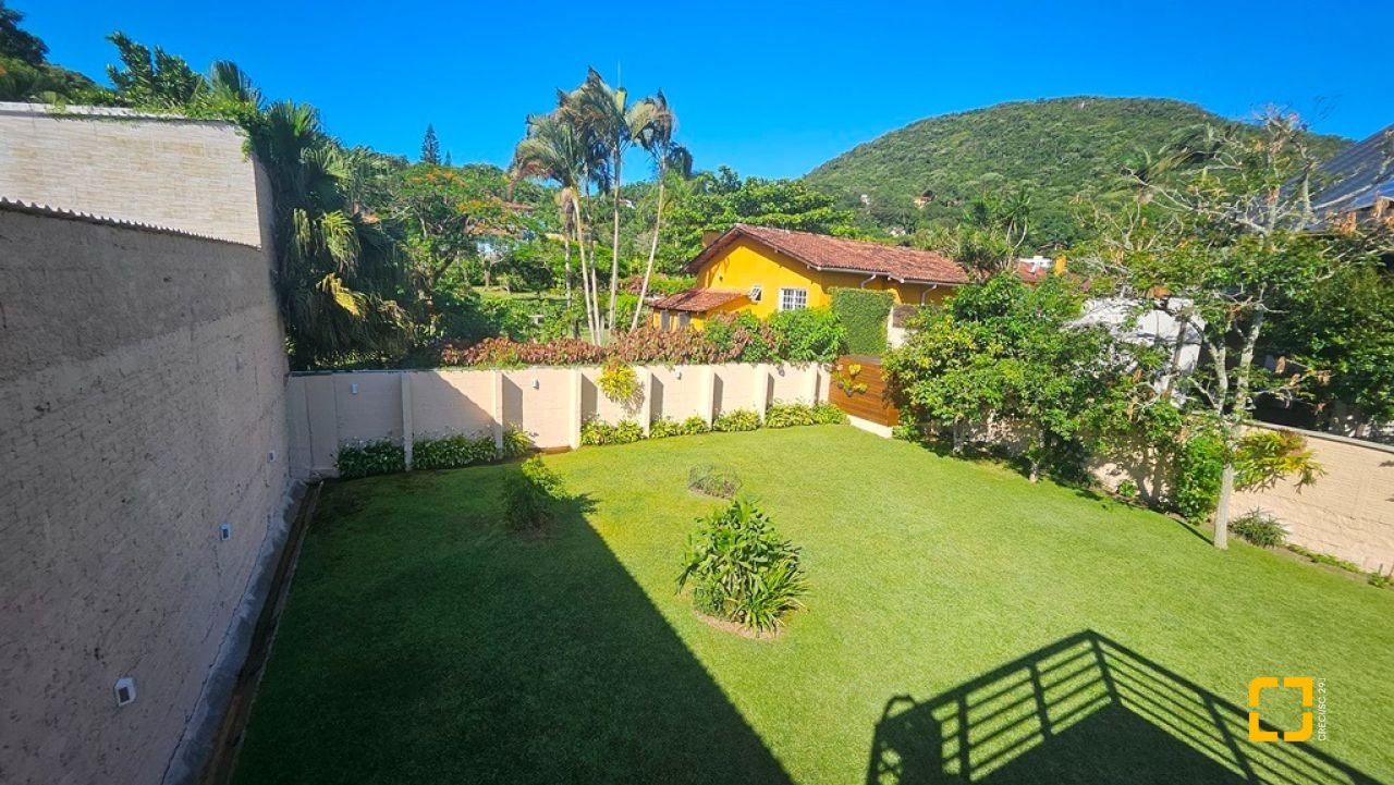 Casa de Condomínio com 240m², 7 quartos (sendo 3 suítes), 1 garagem, no bairro Sambaqui em Florianópolis